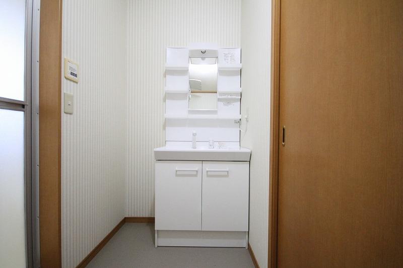 洗面設備　同物件の別部屋になります。