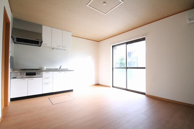 居室・リビング　同物件の別部屋になります。