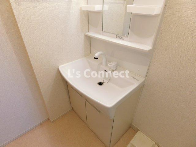 洗面設備　朝の支度もスムーズな独立洗面台。