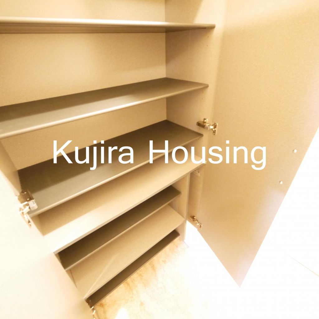 玄関　★下駄箱完備の玄関★