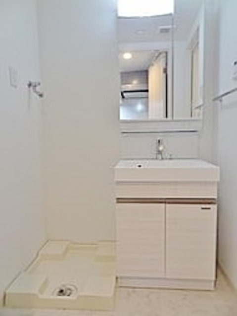 洗面設備　大きな洗面台と洗濯機置場