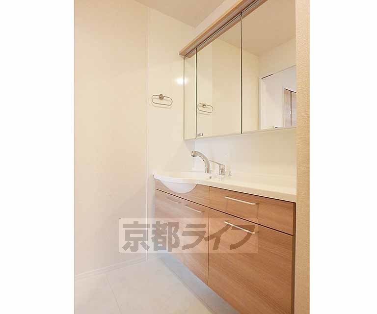 洗面設備　大きな鏡のある洗面台です！