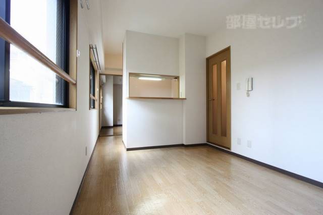 居室・リビング　窓の多いリビング