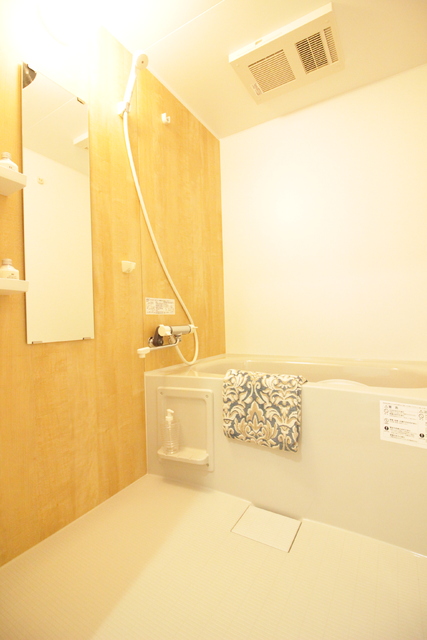 バス・シャワールーム　※モデルルーム参考写真。実際のお部屋に家具、小物は付いており