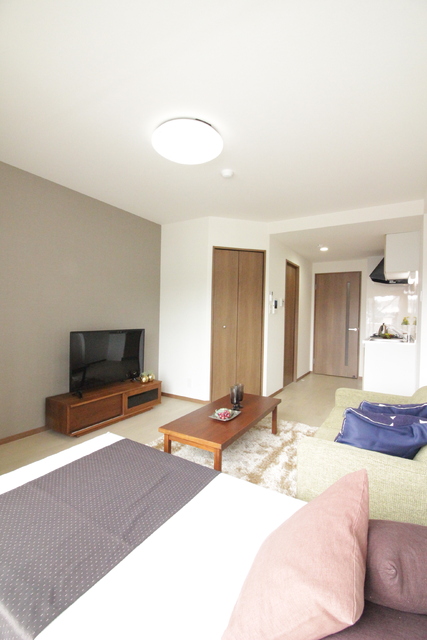 居室・リビング　※モデルルーム参考写真。実際のお部屋に家具、小物は付いており