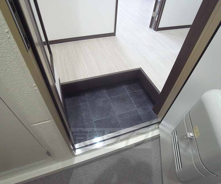 玄関　姿見が備え付きです