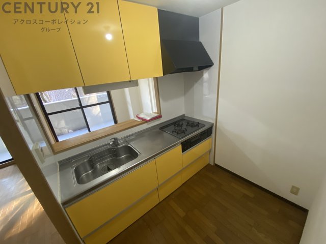 キッチン　３口ガスコンロ付きのシステムキッチンです！