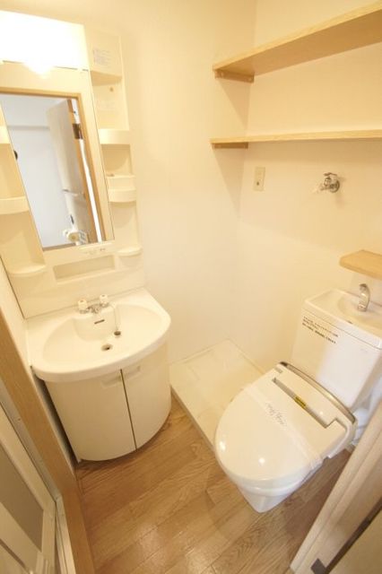 トイレ　【脱衣場】温水洗浄便座、洗面化粧台、室内洗濯機パン