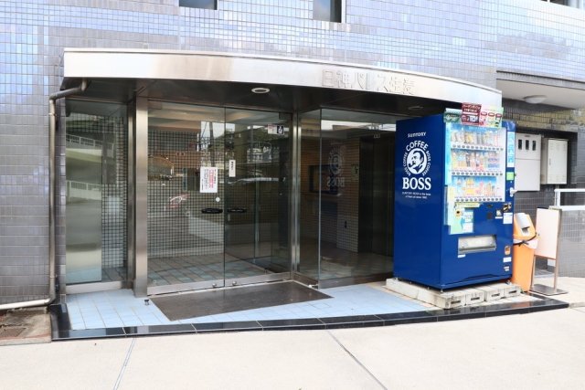 エントランス　落ち着いたエントランスです