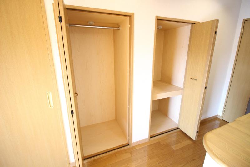 その他　キッチン横にも大きな収納あり