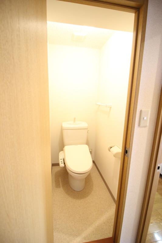 トイレ　トイレは温水洗浄便座付き　上部に収納棚あり