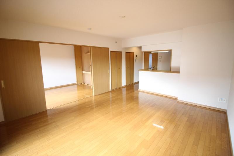 居室・リビング　１　　16.4帖のリビング　奥に6帖の洋室があります