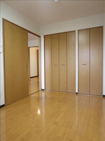 その他　寝室も十分な広さと収納あります