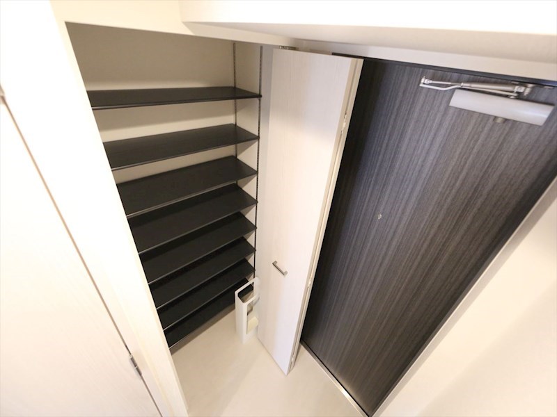 玄関　玄関　シューズボックス付（収納充実してます）