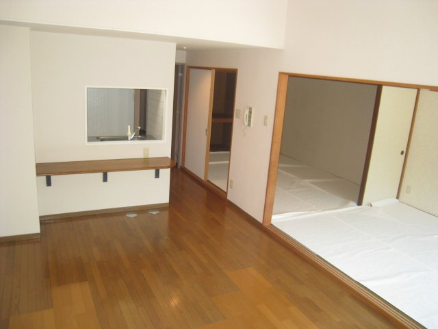 居室・リビング　同物件別号室のものです。