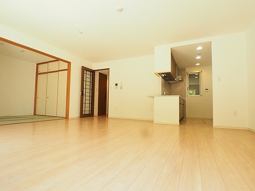 居室・リビング　和室続きのリビングダイニング