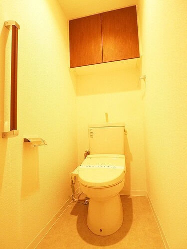 トイレ　手すり付きのトイレ　温水洗浄機能付き便座