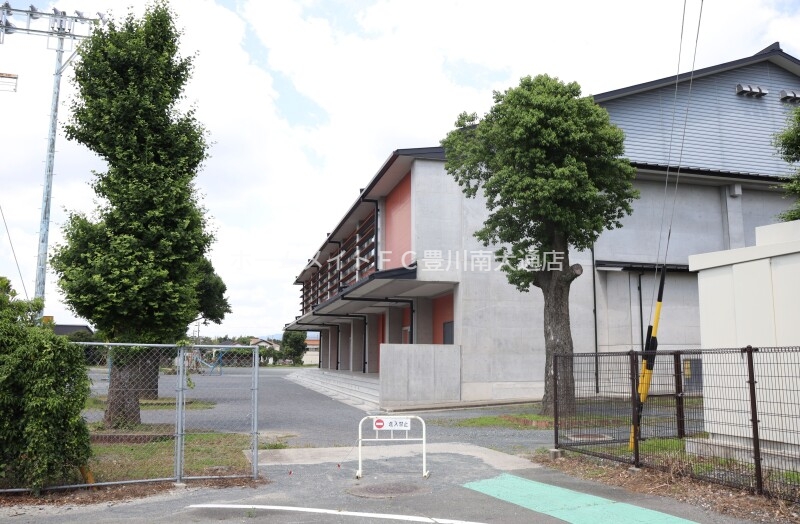 小学校　新城小学校（小学校）まで895m