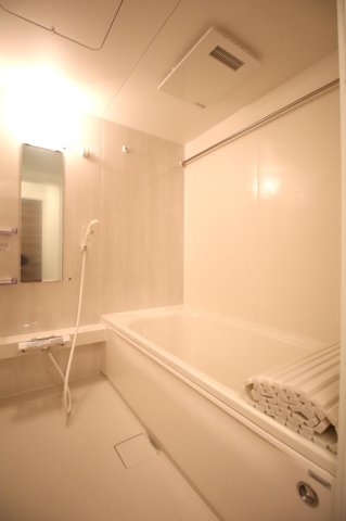 バス・シャワールーム　同建物内、同間取りの別の部屋の写真です