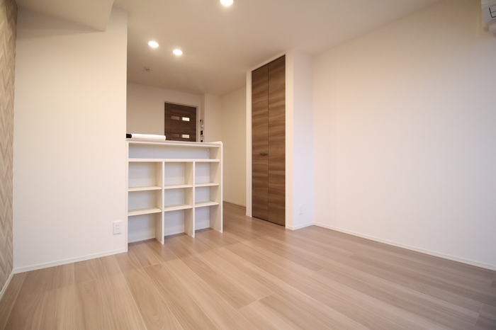 居室・リビング　同建物内、同間取りの別の部屋の写真です