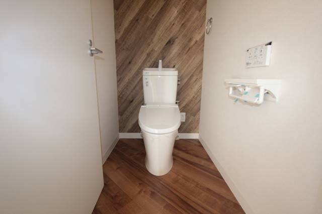 トイレ　ウォシュレット付き