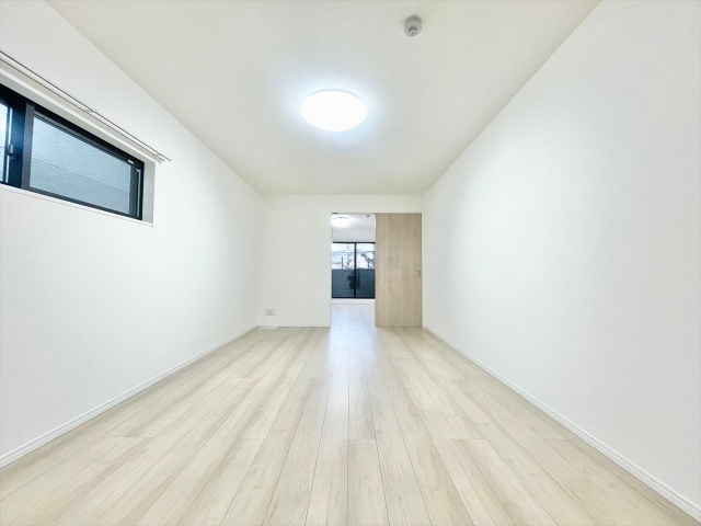 居室・リビング　同一建物内２０４号室内装写真転載