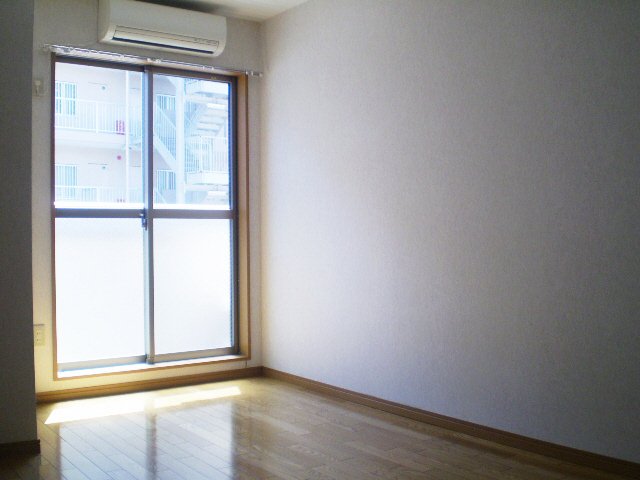 居室・リビング　居室は風呂フローリング