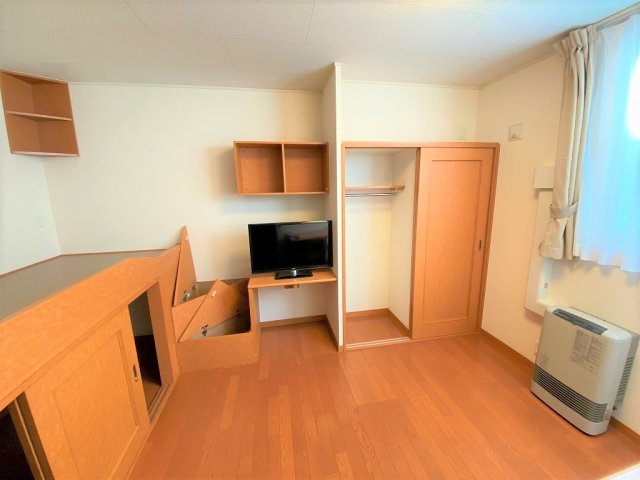 居室・リビング　居室：１Fはフローリング　2Fは絨毯