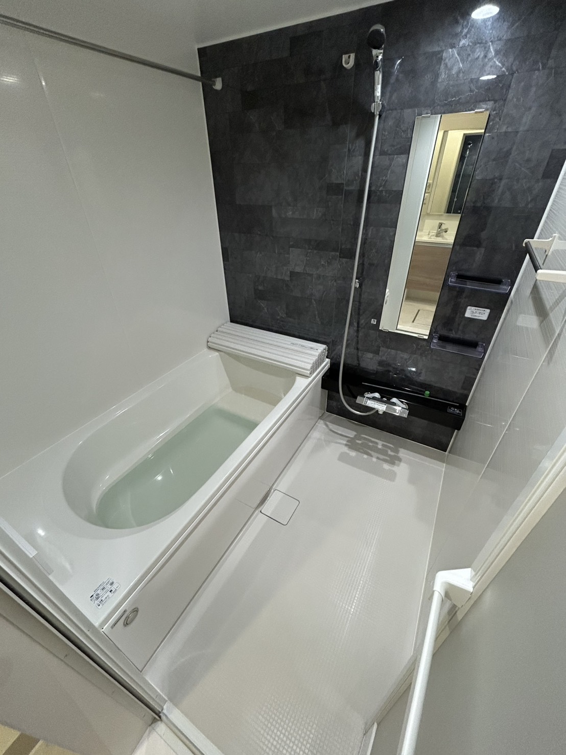 バス・シャワールーム　一坪風呂で足がらくらく伸ばせます！