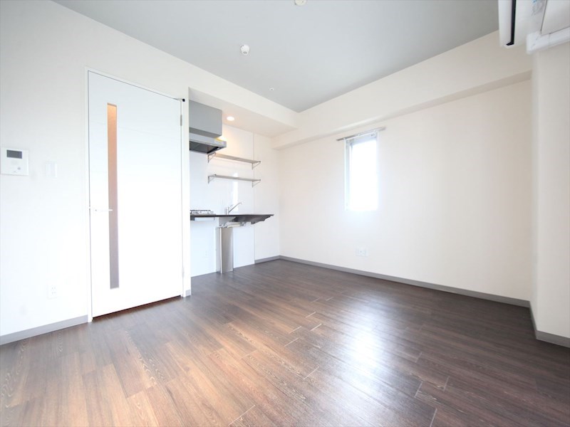 居室・リビング　洋室8帖　2面採光　システムキッチン　エアコン付　バルコニー