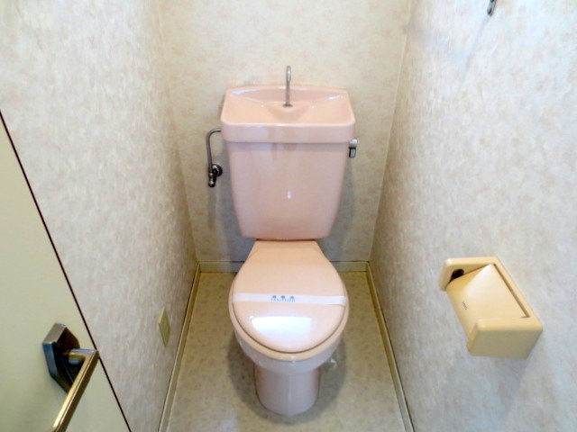 トイレ　同物件別号室の写真です。