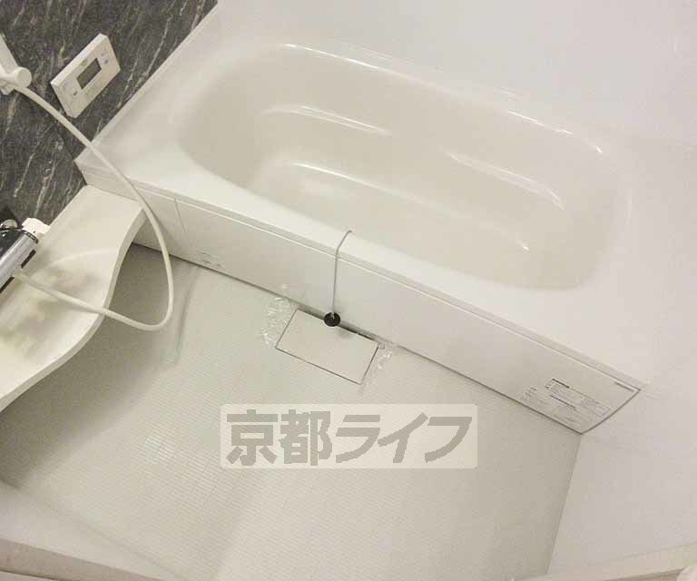 バス・シャワールーム　ゆったりと浸かれるお風呂です・