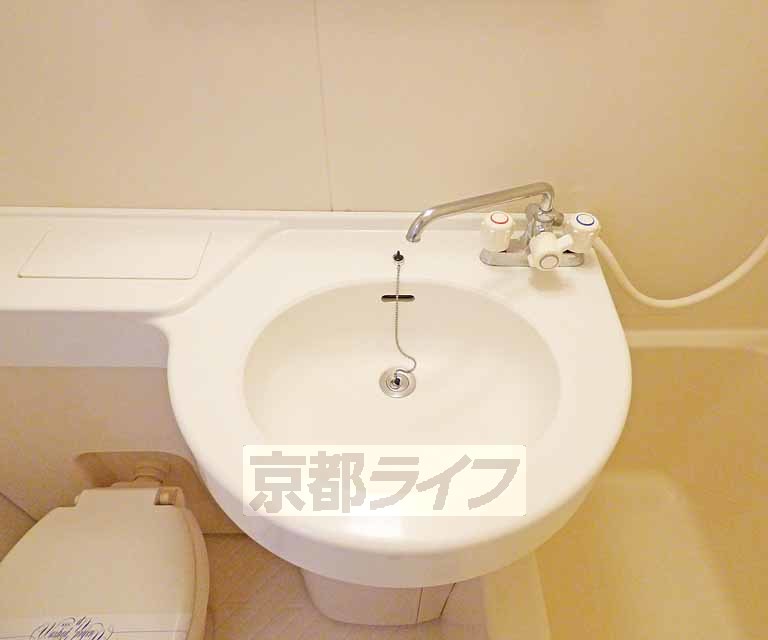 洗面設備　綺麗な洗面台です。