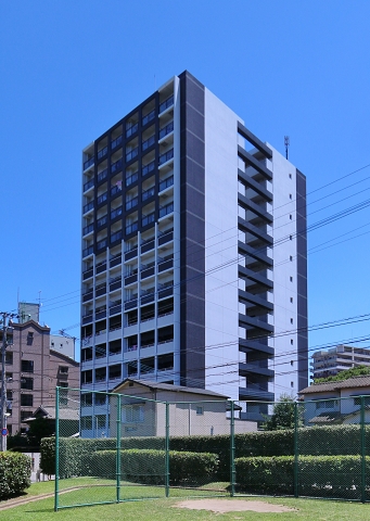 建物外観　白と黒を基調としたオシャレな外観です