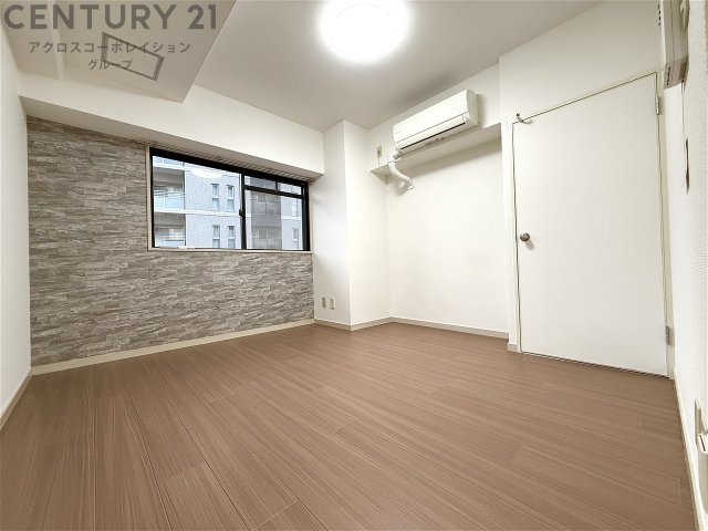 居室・リビング　床色が明るい色合いで、とてもきれいです。