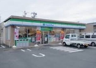 コンビニ　ファミリーマート浜松上島東店（コンビニ）まで581m