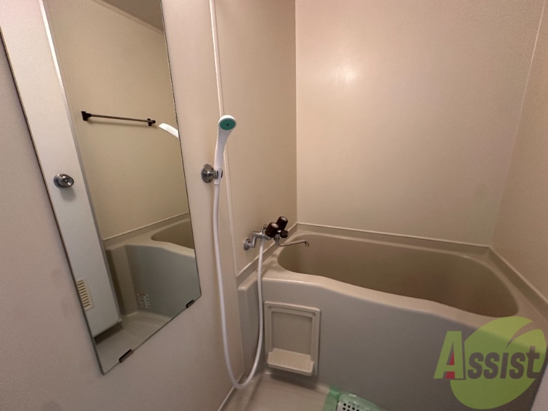 バス・シャワールーム　バスルームは狭すぎず、シャワーも浴びやすそうです。