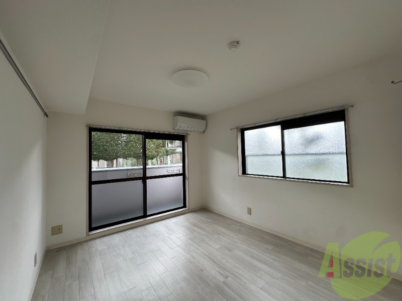 居室・リビング　１０．５帖の洋室です。広々として、きれいですね。