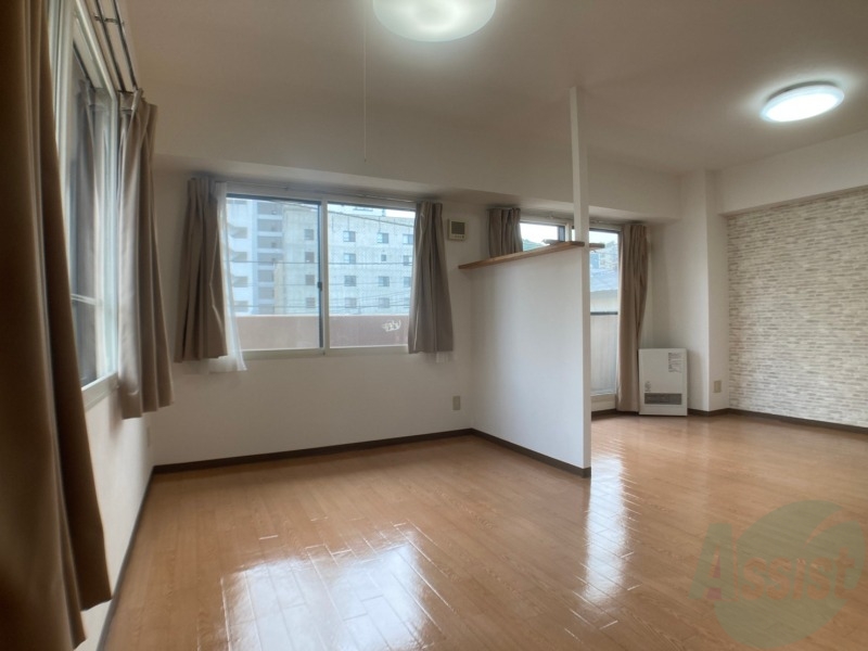 その他部屋・スペース　寝室はこちらです。光が差し込む、温かみのあるお部屋です。