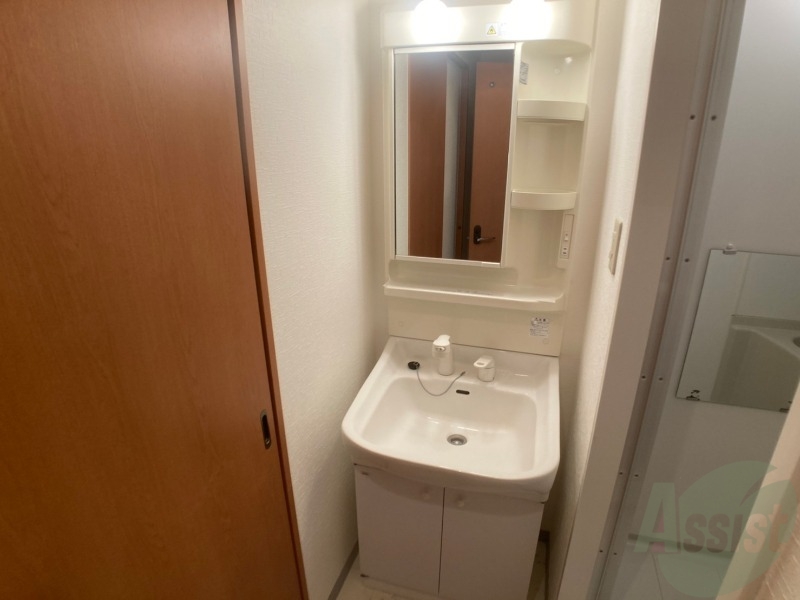 洗面設備　独立洗面台です。大きくてよいですね。シャンプーもできます。