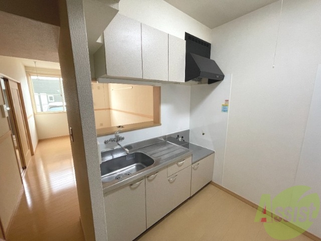 キッチン　広めのキッチンです。コンロを設置して使用してください。