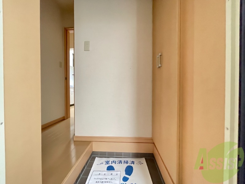 玄関　玄関から撮影しました。明るい雰囲気が伝わってきます。