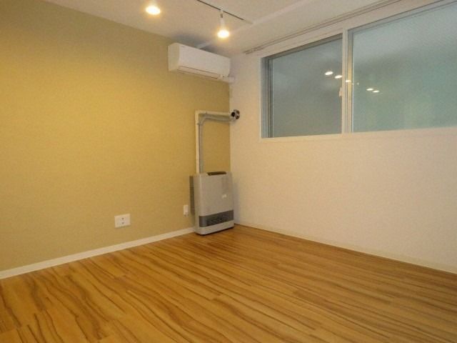 居室・リビング　同物件別室のお部屋です