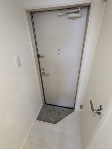 玄関　103号室