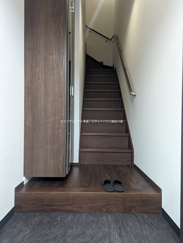 玄関　※写真は２０３号