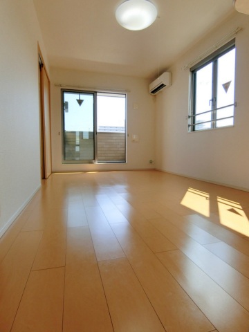 居室・リビング　南向きで明るいリビング