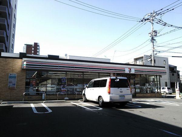コンビニ　セブンイレブン博多堅粕3丁目店（コンビニ）まで365m