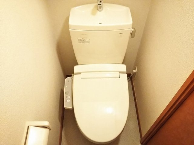 その他　温水洗浄便座付き。同タイプの写真です。