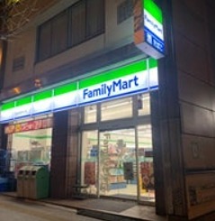 コンビニ　ファミリーマート 四谷二丁目店（コンビニ）まで99m