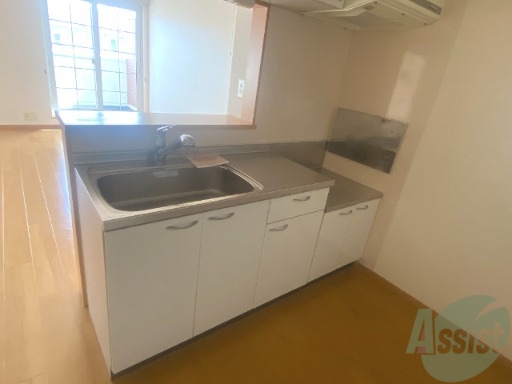 キッチン　きれいなキッチンです。シンクも広々としていますね。